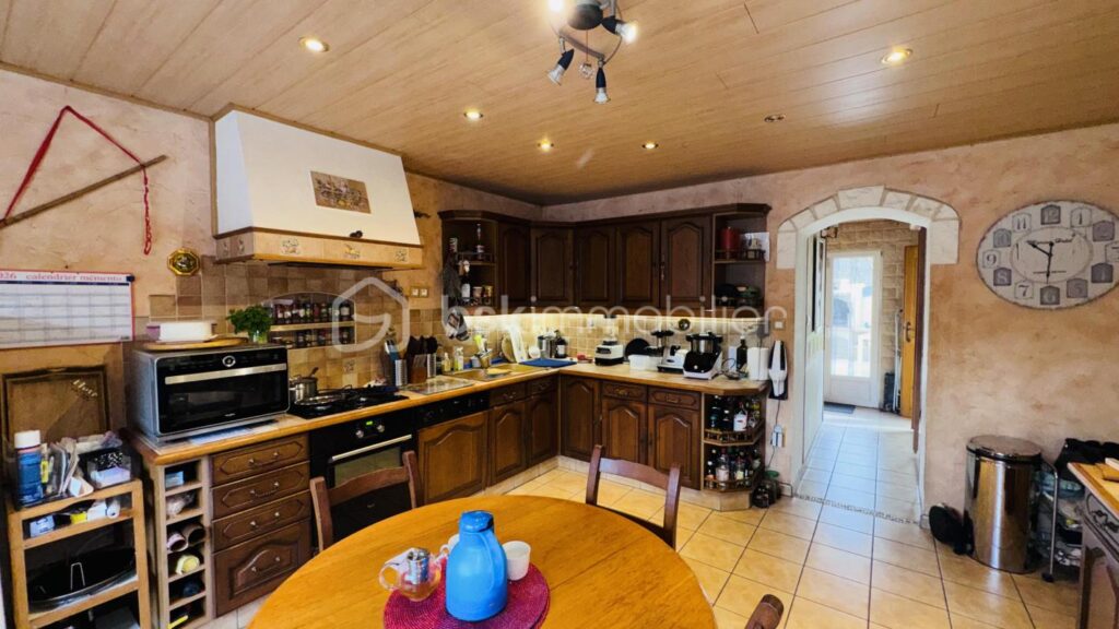 MAISON DE CARACTERE ENTIEREMENT MEUBLÉE – 7 pièces – 4 chambres – 180 m²