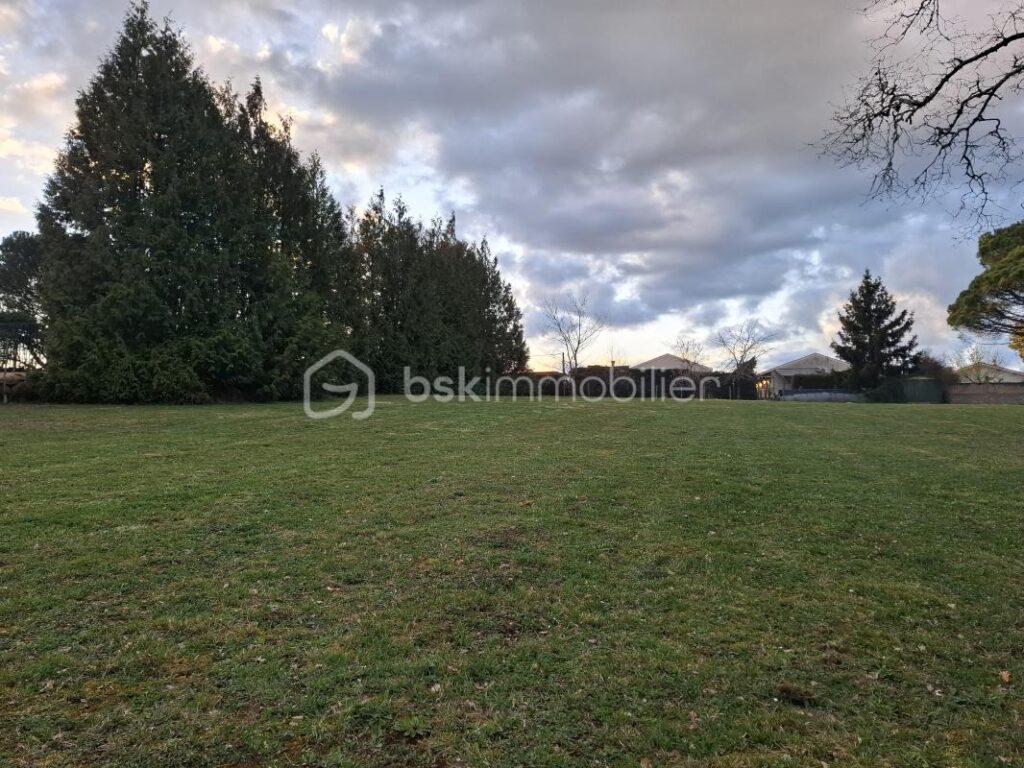 Terrain constructible 1165 m² – Viabilisé – Vue sur coteaux – Sainte-Colombe – NR pièces – NR chambres – 1165 m²