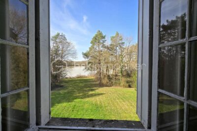 Ensemble immobilier, maison de 178 m², maisonnette, granges, petits toits, terres et étang – 5 pièces – 4 chambres – 178 m²