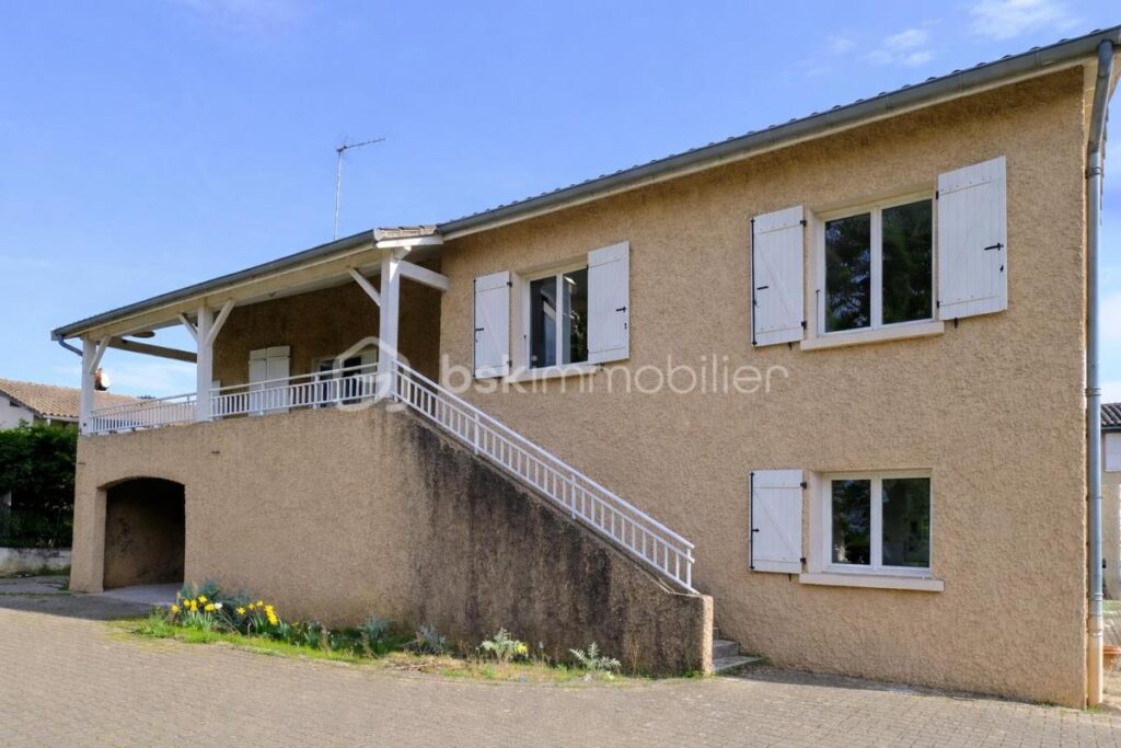 Maison avec piscine sur 2000 m² de terrain – Quincieux – 8 pièces – 7 chambres – 193 m²