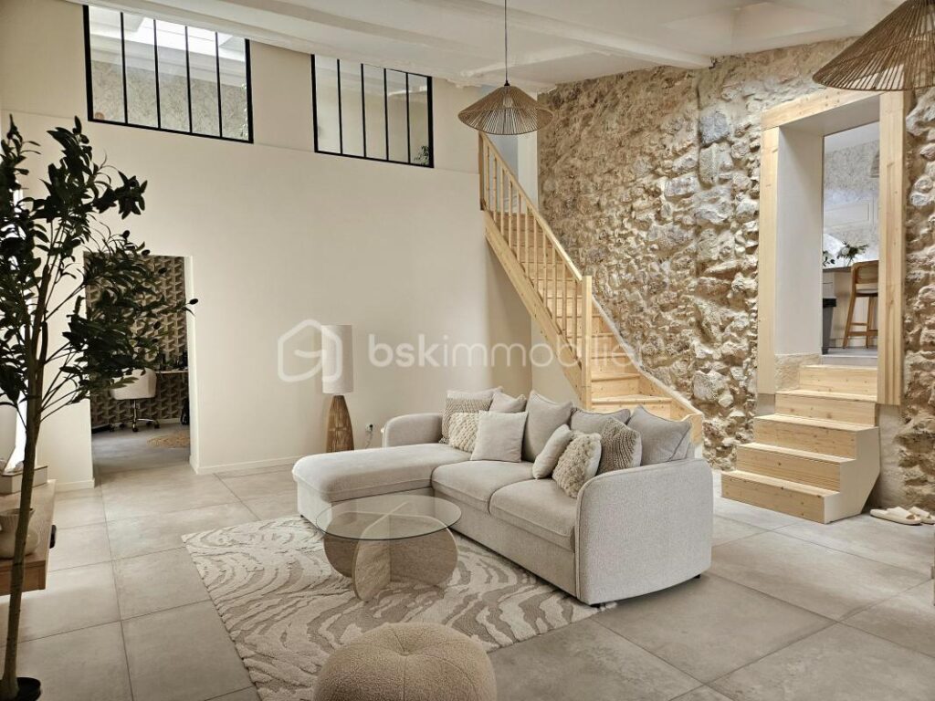 A vendre RARE ! Magnifique maison de caractère rénovée avec dépendance, patio, terrasses, grand garage et cave – 208 m2 habitables – Pinet (Hérault) – 6 pièces – 4 chambres – 186 m²