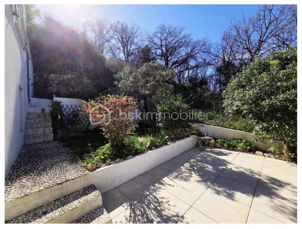 Maison de charme de 118 m2, avec vue imprenable, terrasse de 100 m² et jardin paysager en restanque – 5 pièces – 4 chambres – 118 m²