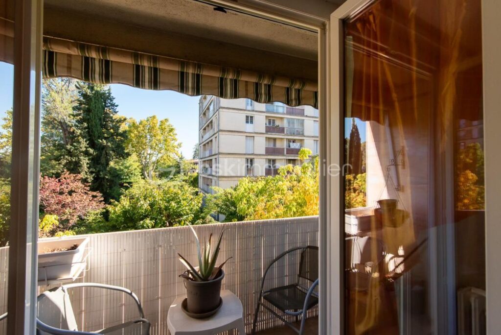 Appartement T3/4 lumineux, confortable et avec parking, très proche du centre historique d’AIX EN PROVENCE. A DECOUVRIR SANS TARDER! – 3 pièces – 2 chambres – 76 m²