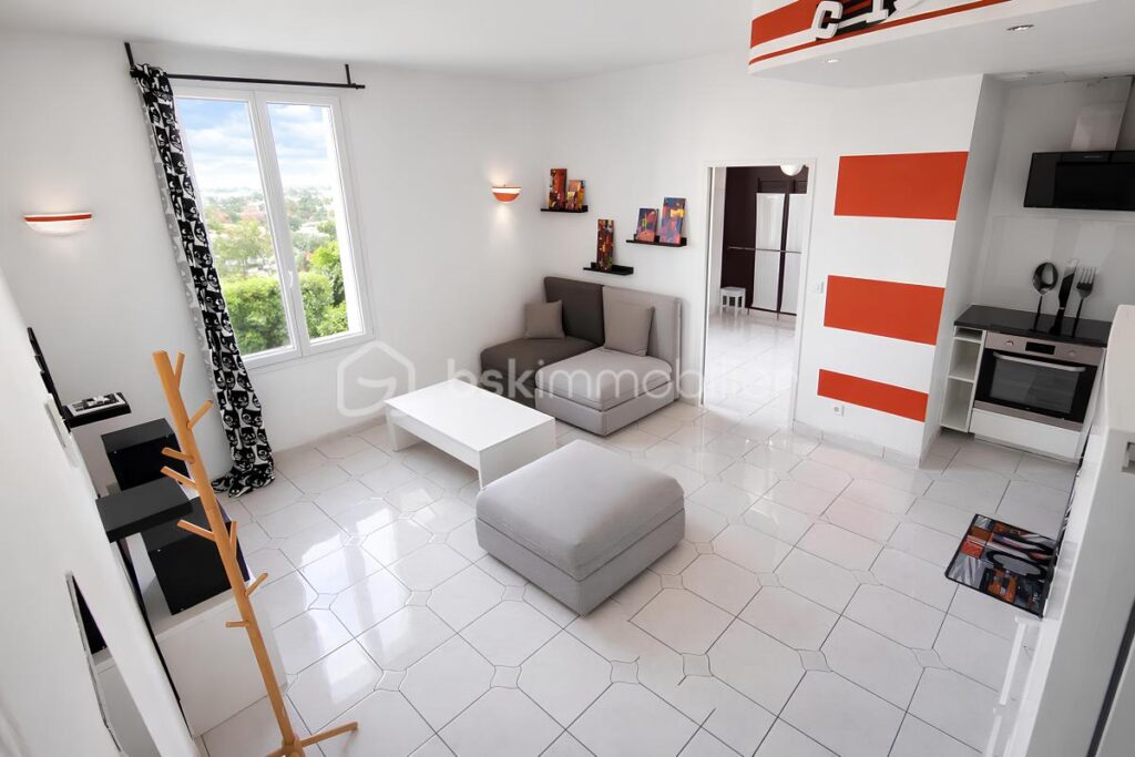 Vente T2 lumineux dernier étage – Vue Faron – Parking – Cave – Loggia – Toulon La Loubière – 165 900 € – 2 pièces – 1 chambre – 37 m²