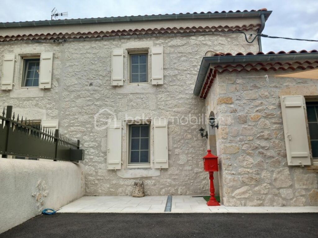 PROPRIETE DE VILLAGE EN PIERRE-3 CHAMBRES-MEZZANINE-JARDIN-CLOITRE – 5 pièces – 3 chambres – 181 m²