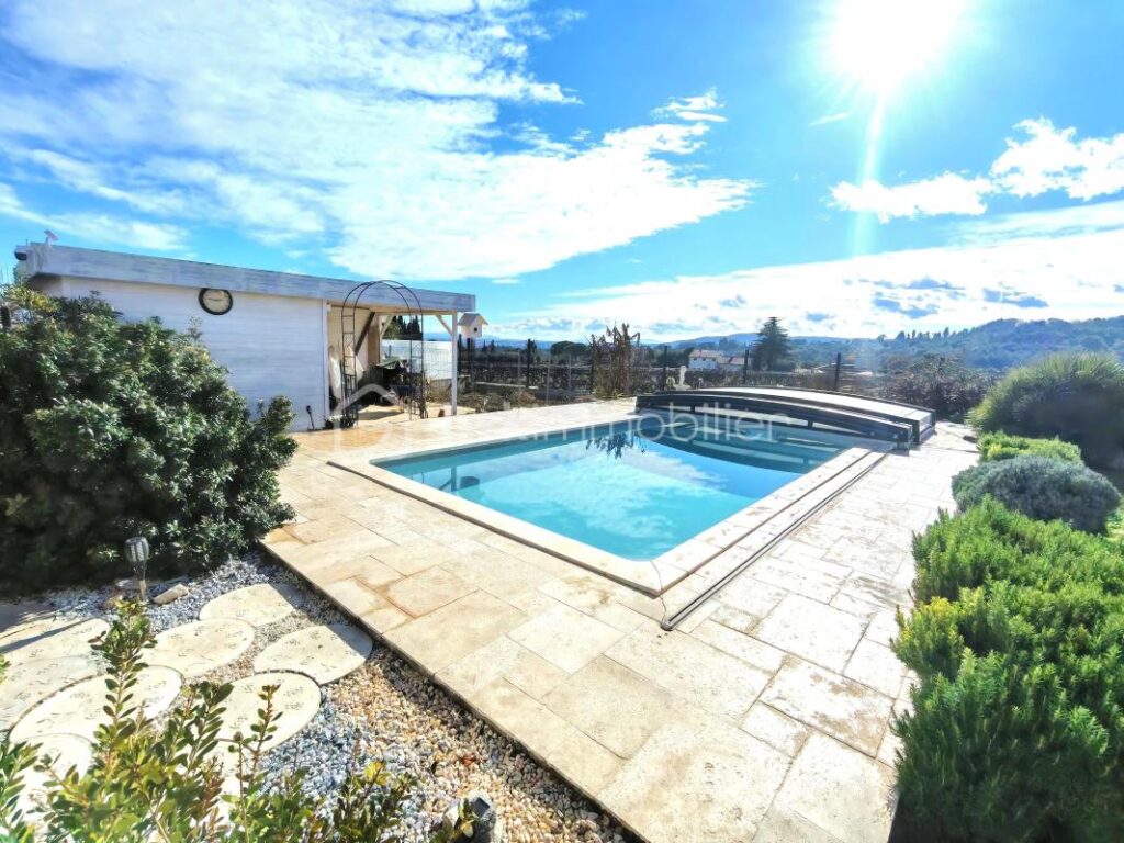 Villa récente de plain-pied avec piscine et vue dégagée – Bourg-Saint-Andéol – 5 pièces – 4 chambres – 126 m²
