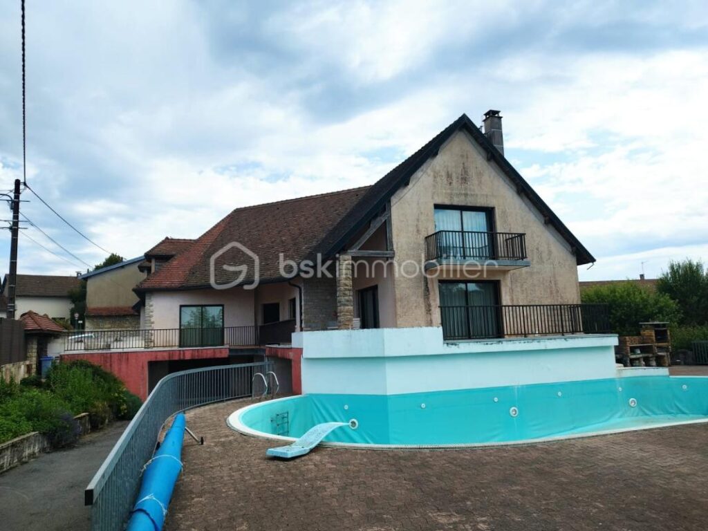 belle demeure de 420 m² sur grand terrain de 2000 m² avec piscine – 11 pièces – 6 chambres – 420 m²