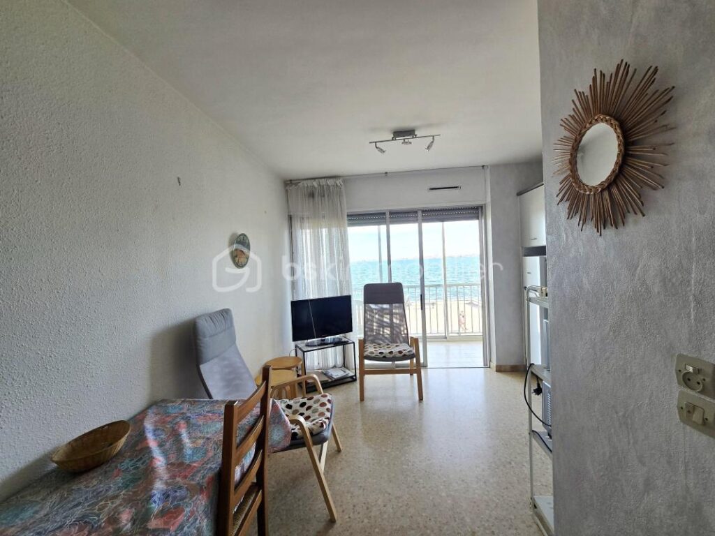 EN EXCLUSIVITE – VUE FRONTALE – COIN NUIT – 1 pièce – NR chambres – 21 m²