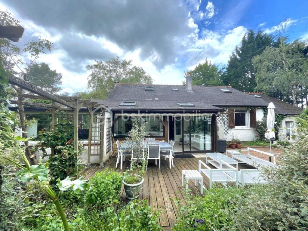 Maison de 164 m² avec piscine – CHEILLE – 7 pièces – 5 chambres – 164 m²