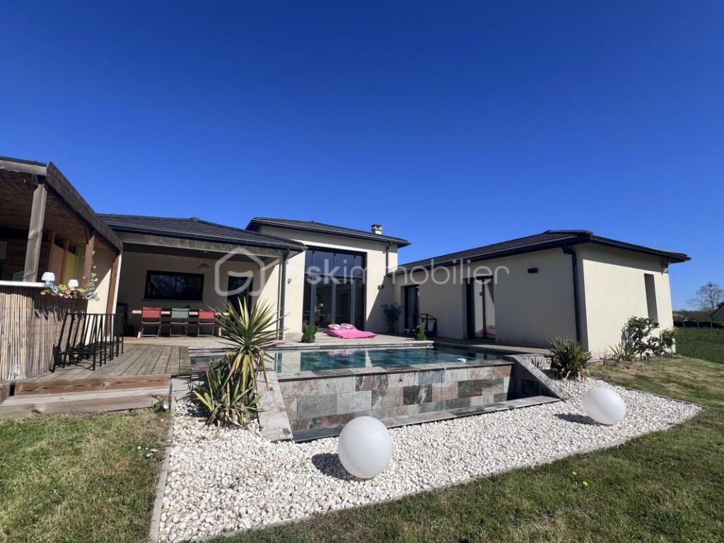 Contemporaine de 190m2 4 Chs Habitation et espace libéral attenant 470000€ St Seurin sur L’ Isle – 8 pièces – 4 chambres – 190 m²