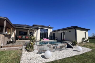 Contemporaine de 190m2 4 Chs Habitation et espace libéral attenant 470000€ St Seurin sur L&rsquo; Isle – 8 pièces – 4 chambres – 190 m²