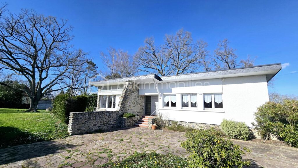 Maison de plain-pied 150 m² – Vue exceptionnelle sur les Pyrénées –Terrain divisible de 8 290 m² – 5 pièces – 4 chambres – 153 m²