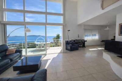 CARQUEIRANNE: VILLA D&rsquo;ARCHITECTE DE 190 M2 AVEC VUE MER IMPRENABLE ET PISCINE A DEBORDEMENT – 8 pièces – 5 chambres – 189 m²