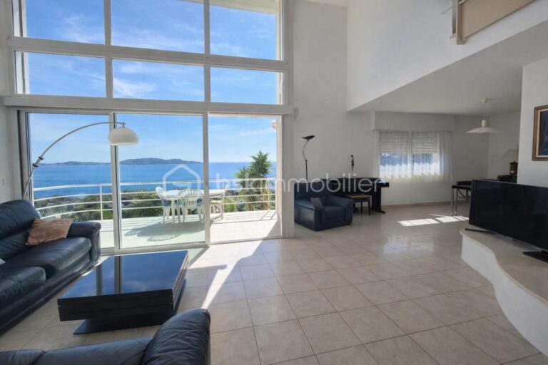 CARQUEIRANNE: VILLA D’ARCHITECTE DE 190 M2 AVEC VUE MER IMPRENABLE ET PISCINE A DEBORDEMENT – 8 pièces – 5 chambres – 189 m²