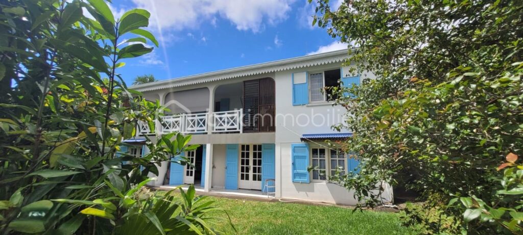 Villa familiale avec piscine et jacuzzi – 7 pièces – 6 chambres – 153 m²