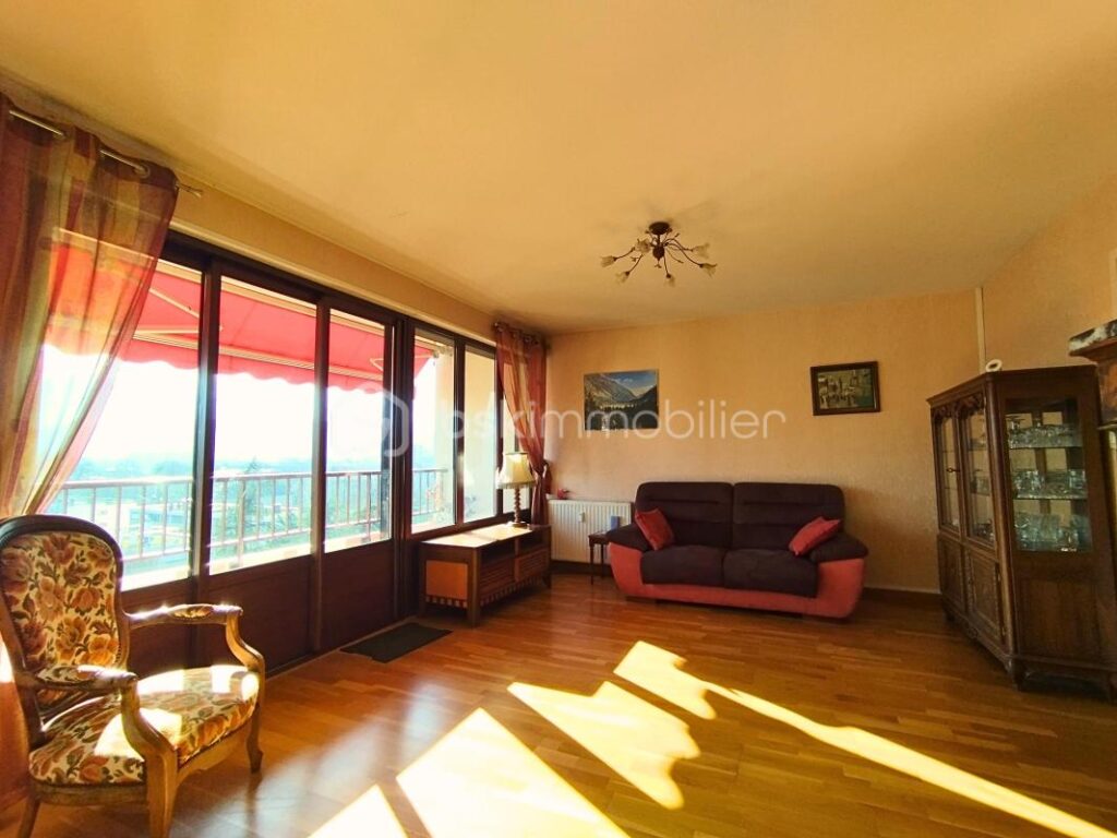 DERNIER ETAGE ASCENSEUR – ECHIROLLES DOMAINE JEAN JAURES APPARTEMENT, STATIONNEMENT ET CAVE POSSIBILITE DE GARAGE – 5 pièces – 3 chambres – 103 m²