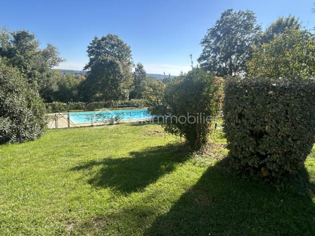 CHÂTEAU et SA MAISON de Gardien – VUE -TERRAIN – PISCINE – DÉPENDANCES – NR pièces – 12 chambres – 722 m²