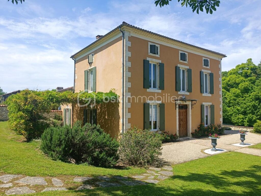 Maison gasconne pleine de charme, volumes généreux et esprit familial – 10 pièces – 6 chambres – 316 m²