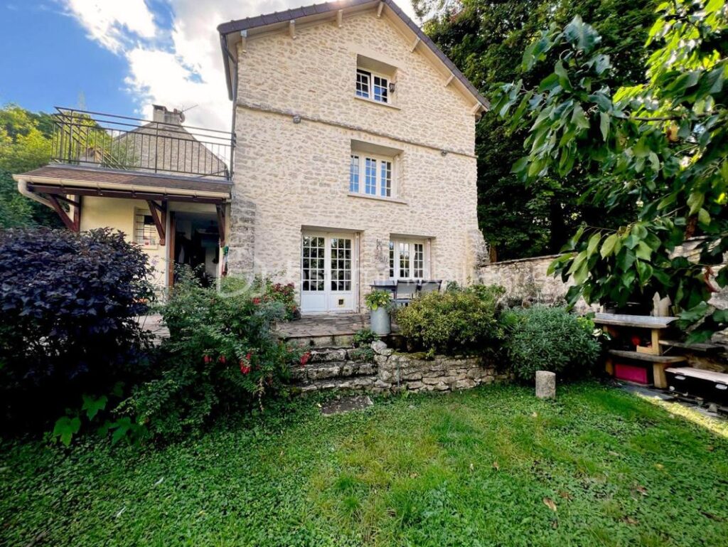 Maison de caractère de 130m2 sur jardin paysagé de 650m2 au Coeur du VEXIN – 7 pièces – 3 chambres – 130 m²