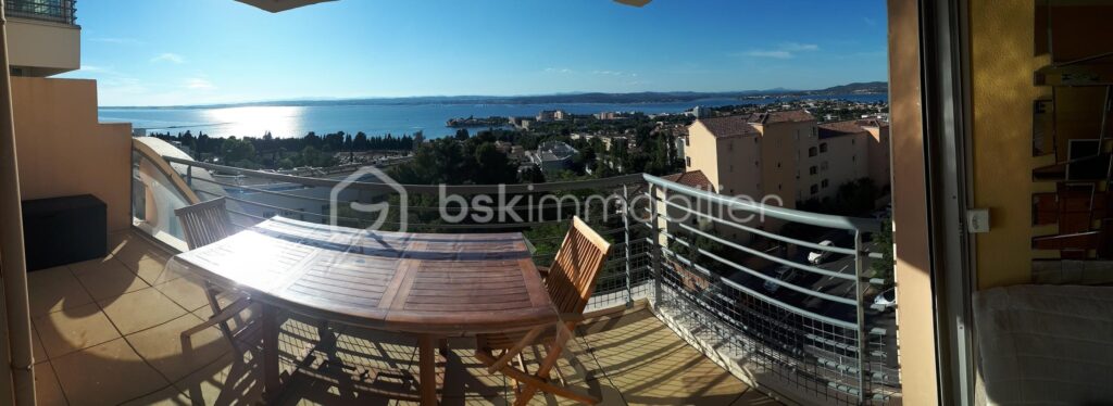 Situation imprenable pour cet appartement F2 avec grande terrasse, parking et piscine – 2 pièces – 1 chambre – 24 m²