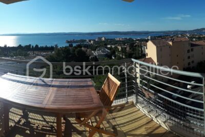 Situation imprenable pour cet appartement F2 avec grande terrasse, parking et piscine – 2 pièces – 1 chambre – 24 m²