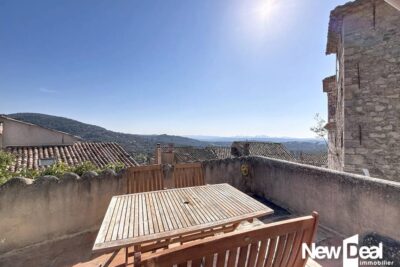 SEILLANS — Maison PLEIN COEUR village avec vue dominante – 2 pièces – 1 chambre – 36 m²