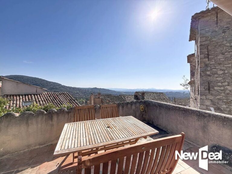 SEILLANS — Maison PLEIN COEUR village avec vue dominante – 2 pièces – 1 chambre – 36 m²