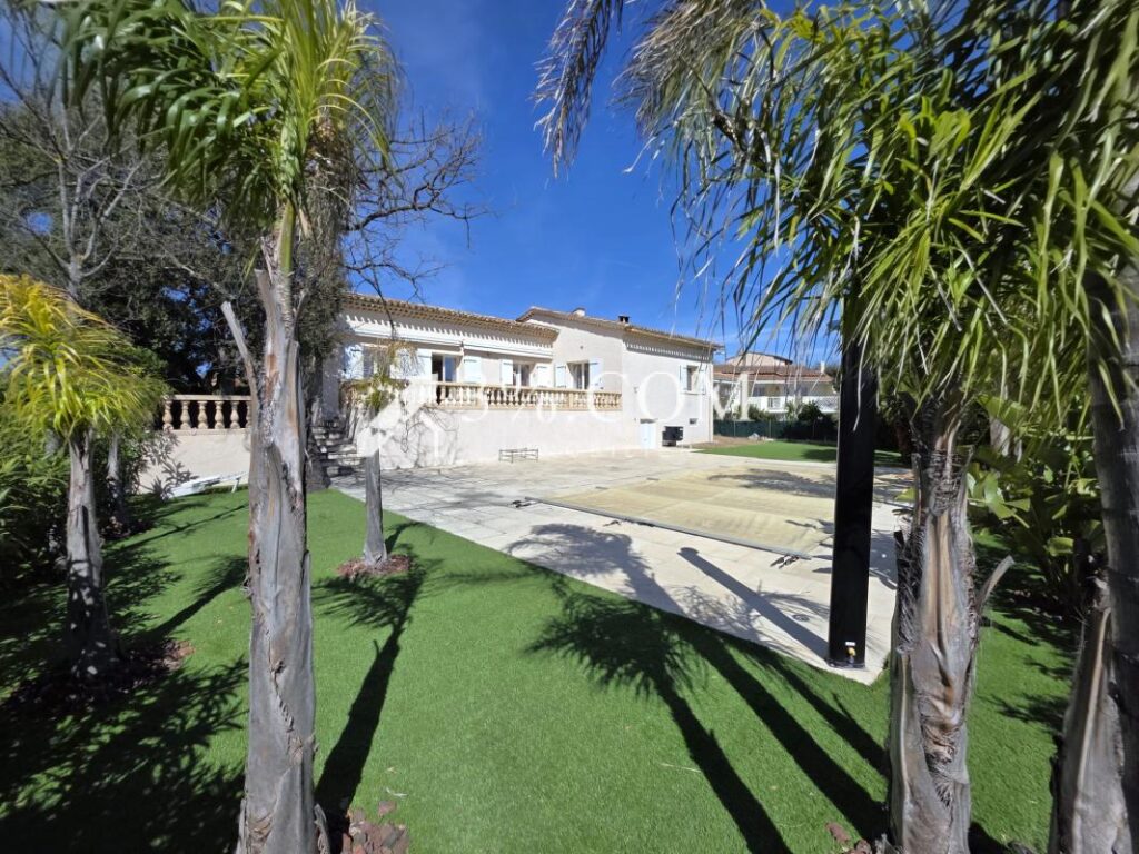 Magnifique villa avec vue incroyable à Valescure – 4 pièces – 3 chambres – 108 m²