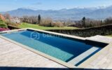 Propriété d’architecte Dunoyer – Panorama alpin exceptionnel, piscine & double habitation – Proche Annecy / Genève / Chamonix – 10 pièces – 5 chambres – 276 m²