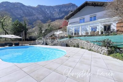 CHARMANTE MAISON DE CARACTÈRE DE TYPE T5 + CUISINE DE 122 M2 ET VÉRANDA SUR UN TERRAIN DE 1348 M2 AVEC PISCINE – 5 pièces – 4 chambres – 122 m²