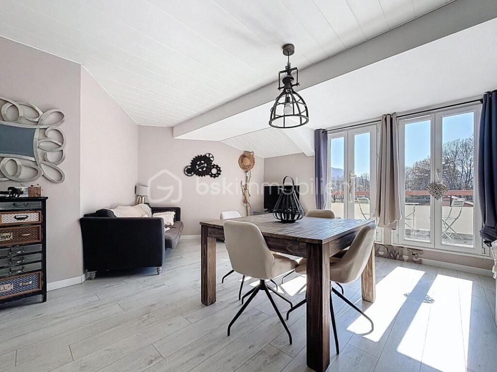 Appartement T3 de 75m2 environ avec terrasse – DERNIER ÉTAGE – 3 pièces – 2 chambres – 75 m²