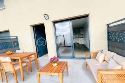 COMME UNE MAISON – DUPLEX T4 avec TERRASSE – 2 PARKING – POSSIBLE GARAGE EN SUS – 4 pièces – 3 chambres – 93 m²