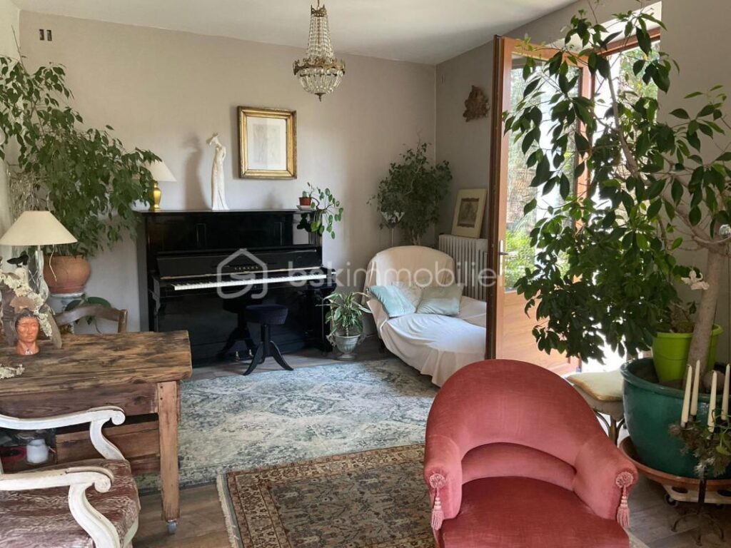 Magnifique demeure et ses dépendances située sur un terrain entretenu et joliment arboré – 6 pièces – 4 chambres – 154 m²