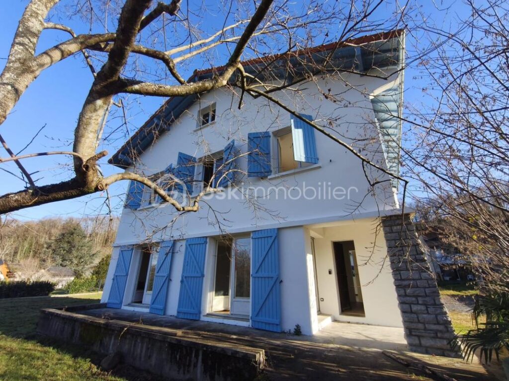 Maison familiale, grand terrain avec vue au cœur d’Arette – 6 pièces – 4 chambres – 160 m²