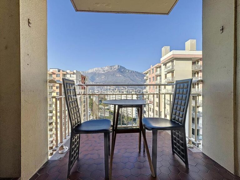 T4 de 83 m² avec balcon –12ème étage sur 14 étages – vue dégagée sans vis-à-vis – 4 pièces – 3 chambres – 83 m²