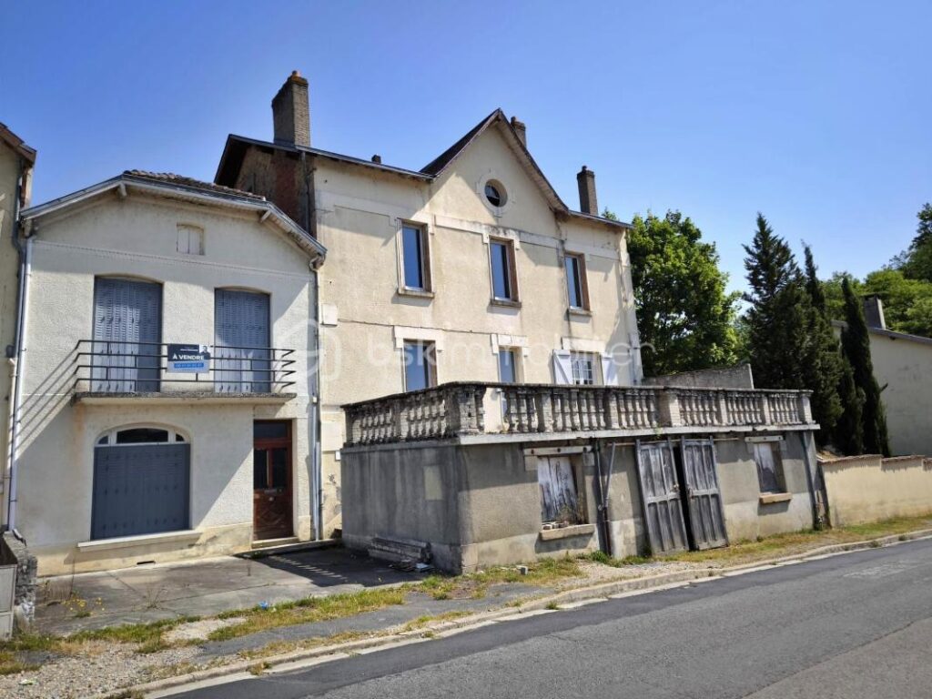 Ensemble immobilier de caractère à rénover – 14 pièces – NR chambres – 344 m²