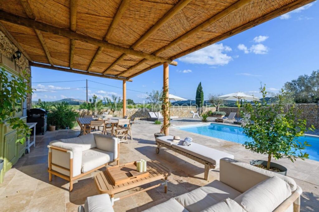 SUPERBE MAS EN PIERRES ENTIEREMENT RENOVE DANS LE GARD – 5 pièces – 4 chambres – 185 m²