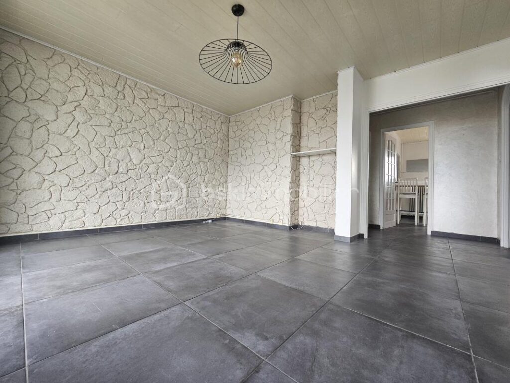 T3 lumineux en étage élevé avec balcon, vue dégagée et place de parking privative – 4 pièces – 3 chambres – 72 m²