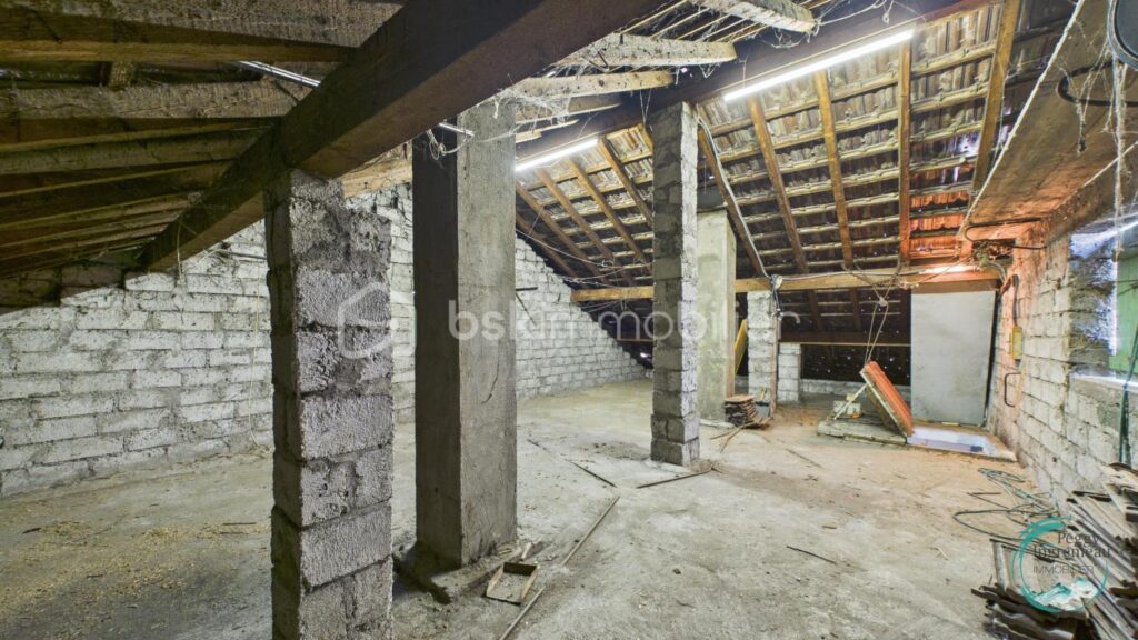 Maison individuelle à rénover – Fort potentiel – Cluses – 6 pièces – 5 chambres – 226 m²