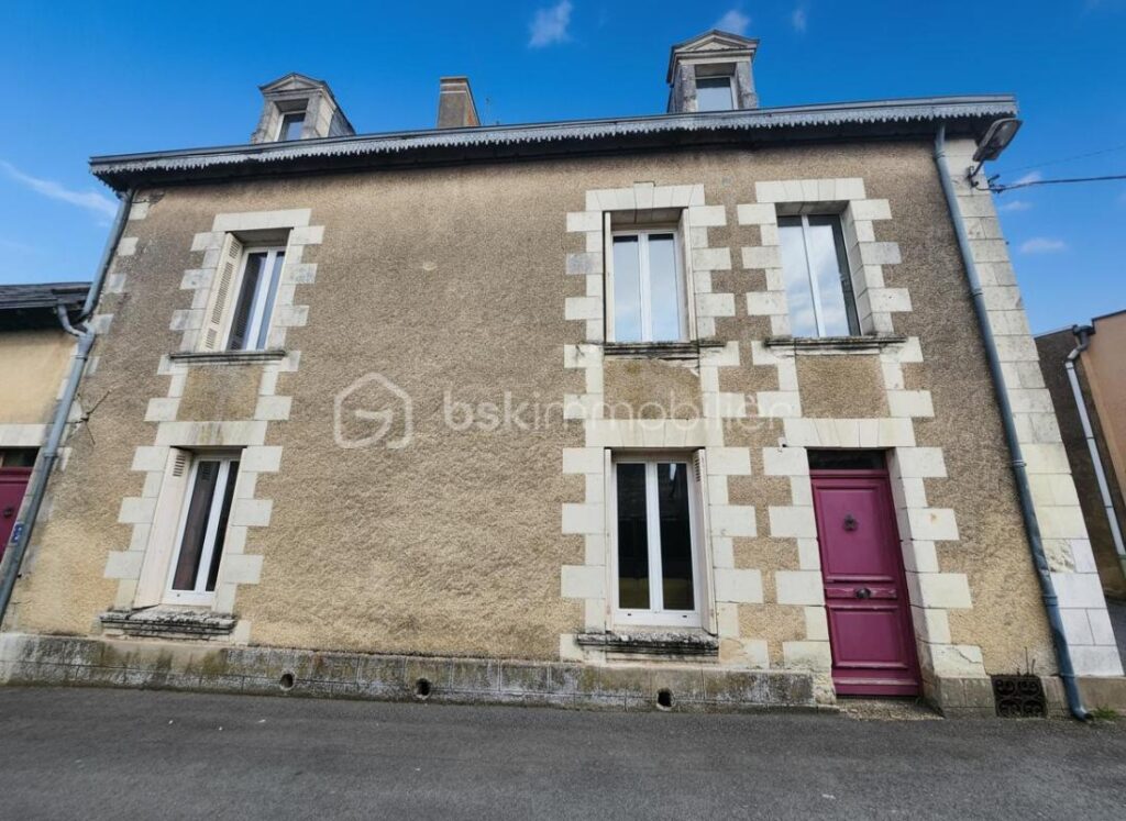 🏡 Maison de caractère – 191 m² – Centre de Mirebeau – 4 chambres, grange et cave – 7 pièces – 4 chambres – 191 m²
