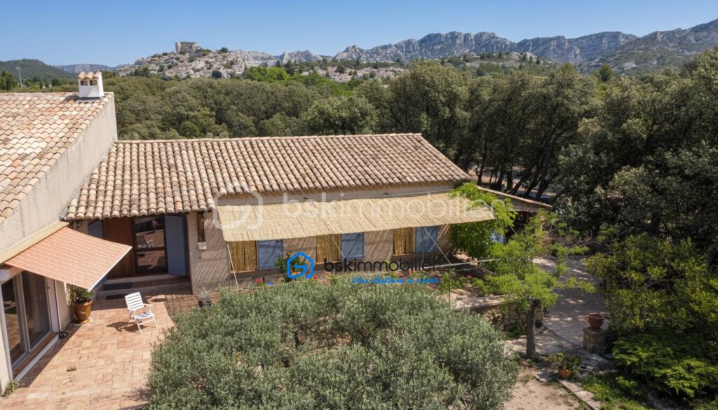 Exceptionnel ! Rare sur le secteur. Villa au cœur des Alpilles, jardin, piscine, terrain clôturé – 5 pièces – 4 chambres – 148 m²