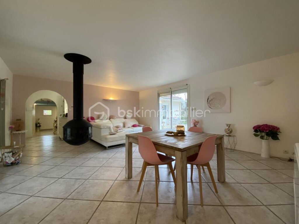 MAISON DE 190 m2-TERRAIN 15199 M2- 4 CHAMBRES-2 SALLES D’EAU-2 WC-PISCINE-GARAGE-ECURIE 33M2 – 7 pièces – 4 chambres – 190 m²