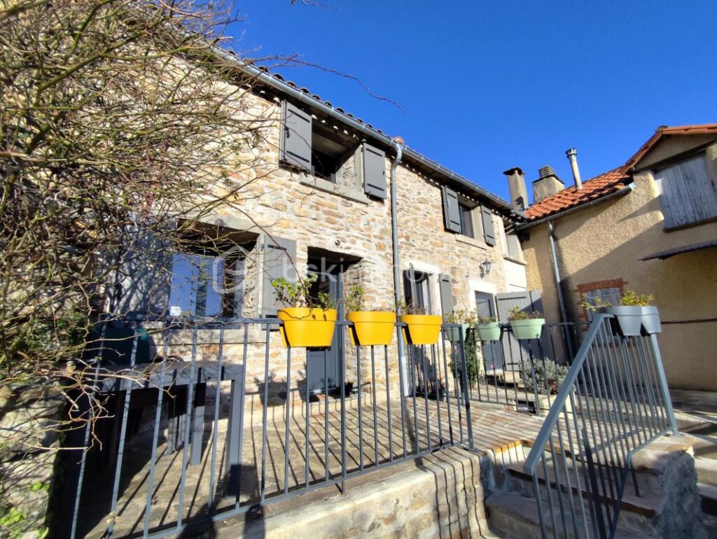 MAISON EN PIERRE ENTIEREMENT RÉNOVÉE AVEC TERRASSE ET CAVE – 3 pièces – 2 chambres – 74 m²