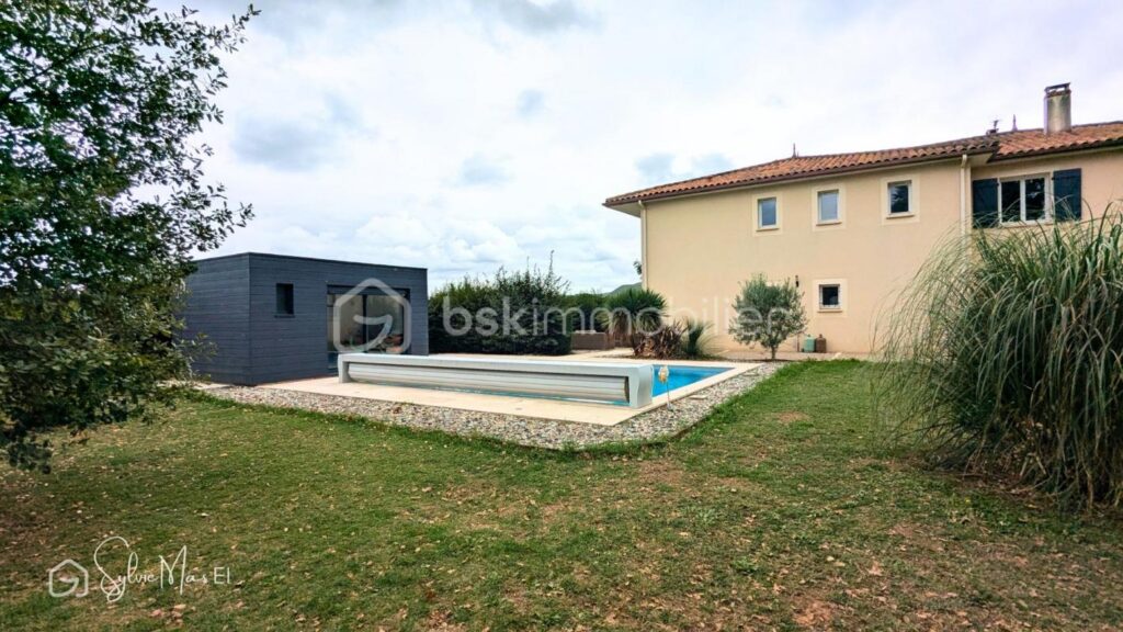 Élégante maison familiale avec piscine 220 m2 – vue imprenable – 8 pièces – 5 chambres – 220 m²