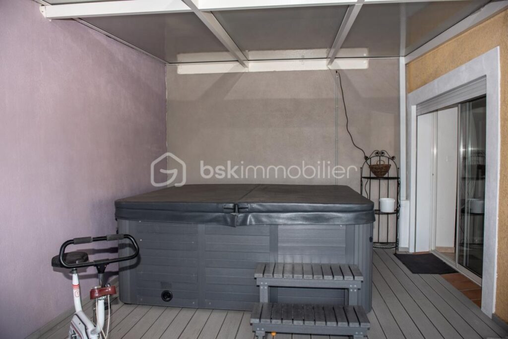 Villa, Gîte & 900 m² de Hangars à aménager – 16 pièces – 7 chambres – 340 m²