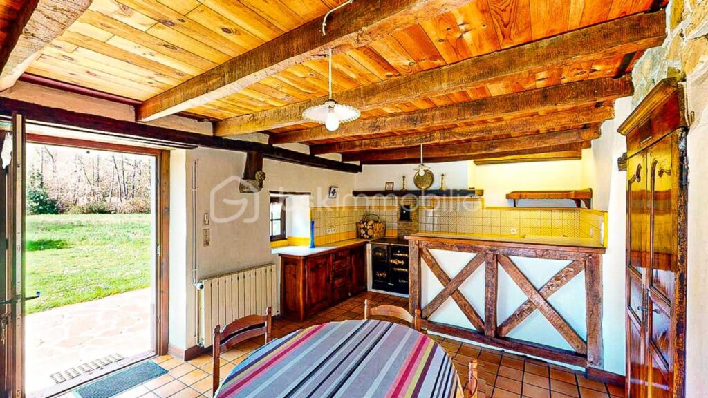 Ancien moulin sur un terrain plat de 8023m² proche du centre ville d’Hasparren ! – 6 pièces – 4 chambres – 128 m²