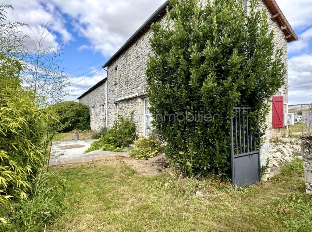 À vendre Authentique longère rénovée avec dépendances et grand terrain Saint-Gengoulph (proche Gandelu, 02) – 8 pièces – 5 chambres – 200 m²