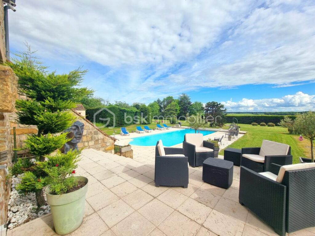 CHARMANTE MAISON EN PIERRE, 8 PIÈCES, 4 CHAMBRES, GARAGE, ANNEXES, PISCINE !!! – 8 pièces – 4 chambres – 245 m²