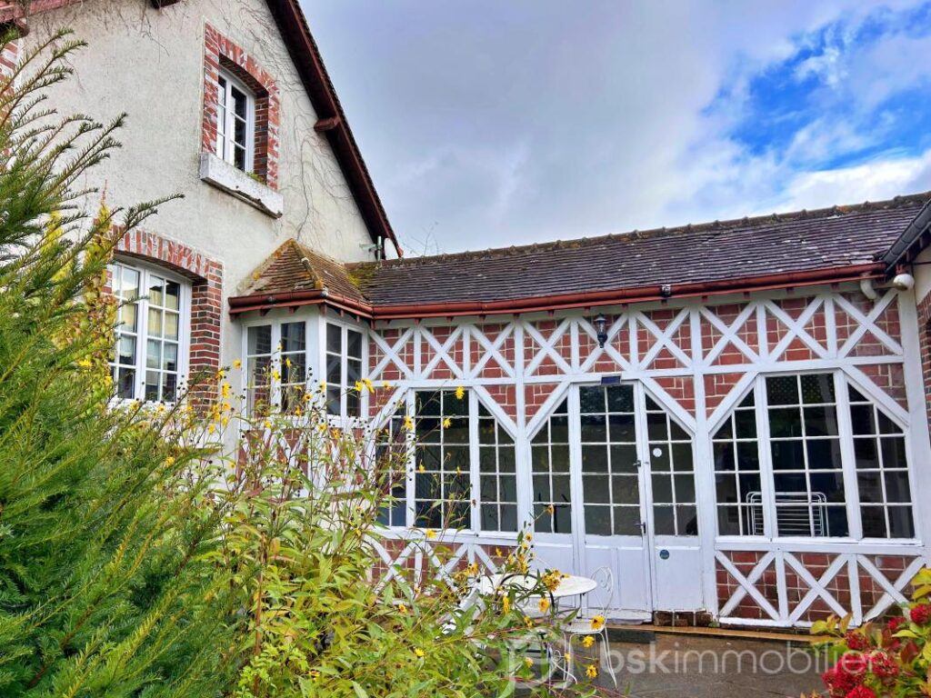 Magnifique propriété de charme du milieu XIXème, offrant 3 maisons pour une surface habitable de 487m2 au total – NR pièces – 12 chambres – 487 m²