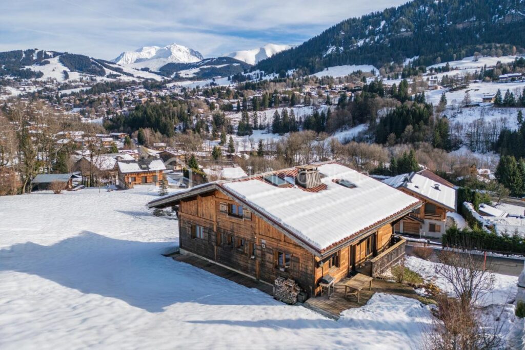 MEGEVE- CHALET FAMILIAL AU COEUR D’UN HAMEAU HISTORIQUE – 12 pièces – 7 chambres – 243 m²